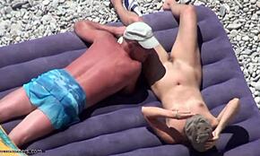 Любительская нудистка получает пальцы в киску на публичном пляже