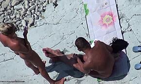 Sarışın Amatör Nudist Plajda Vücudunu Gösteriyor