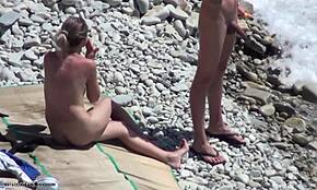 Ei gata, provoca com essa buceta nessa praia nudista