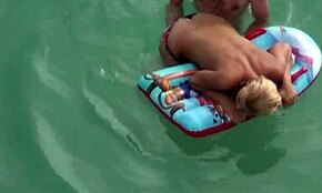 Blonde babe geniet van intense onderwater neukactie