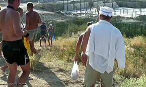 Se de nøgne piger være sexede på stranden i denne voyeur-klip!