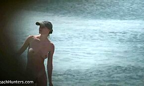 Ei, já viu uma nudista peituda só passeando na praia?