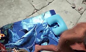 Człowieku, ta krótko ostrzyżona blondynka na plaży ukryta kamera jest po prostu oszałamiająca