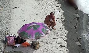 Horny kuuma tyttö TÄYDELLISELLÄ VARTALOLLA loistaa nudistirannalla