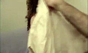 הבחור מתאונן בזמן שהיא מצצת לו את הביצים חזק... מטורף! 😜