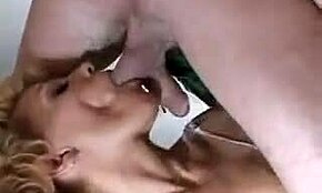 Posłuszna żona klęka na mokry lodzik w garażu