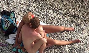 Πουτάνα ξανθιά κουκλάρα φιλάει γυμνιστή φίλο σε δημόσια παραλία