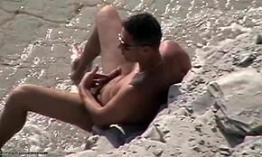 Lenji tip uhvaćen kako štipa kurac na nudističkoj plaži pod skrivenom kamerom