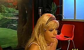 Zondige Blonde Verdraagt Ruwe Gouden Douche Als Betaling Voor Haar Daden