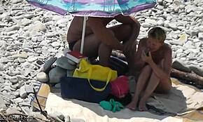 Mujer mayor cachonda, uhh, convencida de chupar polla afuera