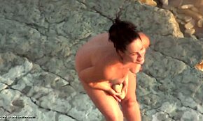 Dicke Amateurin präsentiert kurvigen Körper am Nudistenstrand