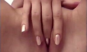 Wow, nagy mellű szőke nyírja és ujjal a szűk helyét a fürdőben