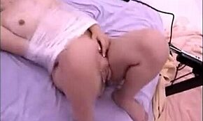 Глупавата мацка хваната и ебана от гадна машина