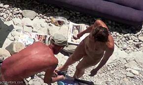 Ik zag die geile babe haar kont tonen op het strand