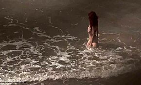 Naiv brunette fanget mens hun tisser i skoven uden at vide hun bliver spioneret på