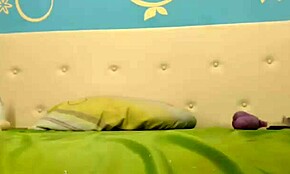 Hé Sandrastarr, pourquoi ton cul béant est si large en cam ?