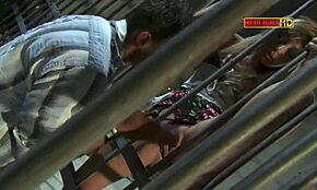 ฉันดูคู่รักสองคู่เย็ดกันผ่านลูกกรงคุก