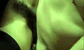 Behaarte Pussy Brünette nimmt harten Fick für ein dampfendes Facial