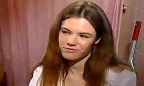 Hej, podívej se na bledou školačku 18+ jak si bere obří kouř řemeslníka na kameru.