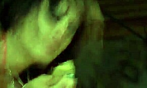 Koyu saçlı ateşli kız arkadan sikiliyor