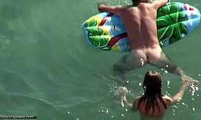 Frumusețe nudistă se joacă cu iubitul pe camera ascunsă de la plajă