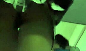 Pitkäjalkainen tyttöystävä ruutuhameessa kiinni kuumassa alushamevideossa ulkona