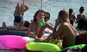 Wow, bella abbronzata mostra il suo corpo nudo in camera!