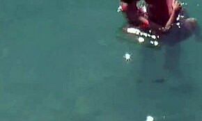 Ξανθιά ομορφιά γαμιέται δυνατά κάτω από το νερό