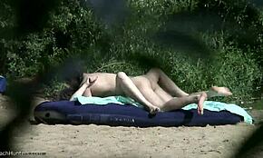 Blond tøs blev boret hårdt bagfra på skjult strandplads