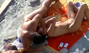 Dva nudistické páry odvážně šukají před sebou navzájem