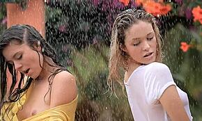 장난기 많은 두 여친이 야외에서 춤추고 샤워해