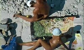 Dva zagorela nudista divje nabijata na javnem mestu