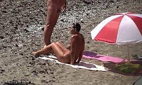 Hej, videl si tento HD voyeurský klip mojej opálenej brunetky priateľky nahá?