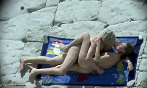Hey, schau dir diese dunkelhaarige Nudistin an, die Reverse Cowgirl am Strand reitet