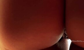 Blondýnka přítelkyně s perfektním tělem se svléká nahá na podlaze pro zábavu