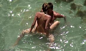 هل رأيت زوجين عاريين يمارسون الجنس في وضعية الركوب تحت الماء الساخن؟