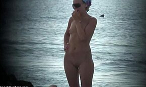 η εντυπωσιακή αδύνατη κοπέλα δείχνει την πούτσα της στην παραλία με κρυφή κάμερα