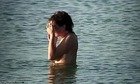 أنا صديقة كبيرة الصدر أظهر جسمي الجميل على الشاطئ