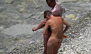 Blonde bronzée aux cheveux courts révèle son corps nu en le frottant.