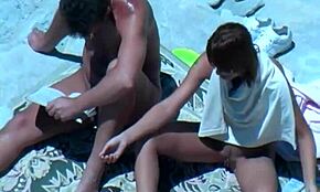 Перверзна аматьорка казва, Чукай ме легнала на този плаж! под скрита камера.