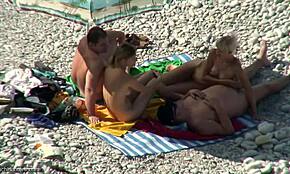 이 호른 호티들이 누디스트 비치에서 수다 떨며 놀아