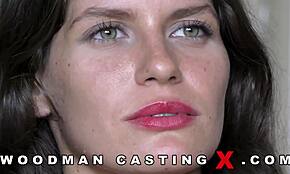 Veselá brunetka se svlékne a šuká přítele před kamerou