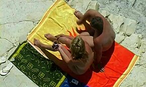 Finger-blasting på strand fører ingen steder i voyeur klip 😕