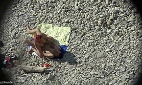 Puta safada levando pancada de lado na praia nudista, uau