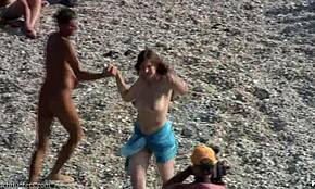 Busty dunkelhaarige Nudisten-Freundin tanzt mit Fremdem