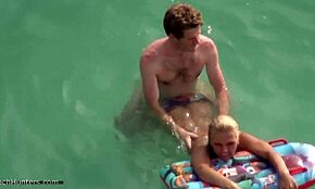 Fidanzata bionda scopata duro in acqua, sentendosi così selvaggia e pazza