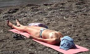 Tette al Sole in Mutandine si Abbronza Sfacciata su Spiaggia Pubblica