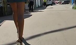 Uau! Amadora sexy de saia jeans pega na câmera!