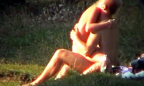 Блондинка красавица яде кура на открито с дива страст, каква гледка!