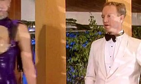 Estou totalmente impressionado com essa loira de látex sendo fist-fucked pela namorada selvagem nesse vídeo quente!